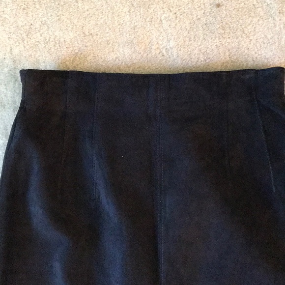 Black silky suede pencil skirt. - Picture 2 of 4